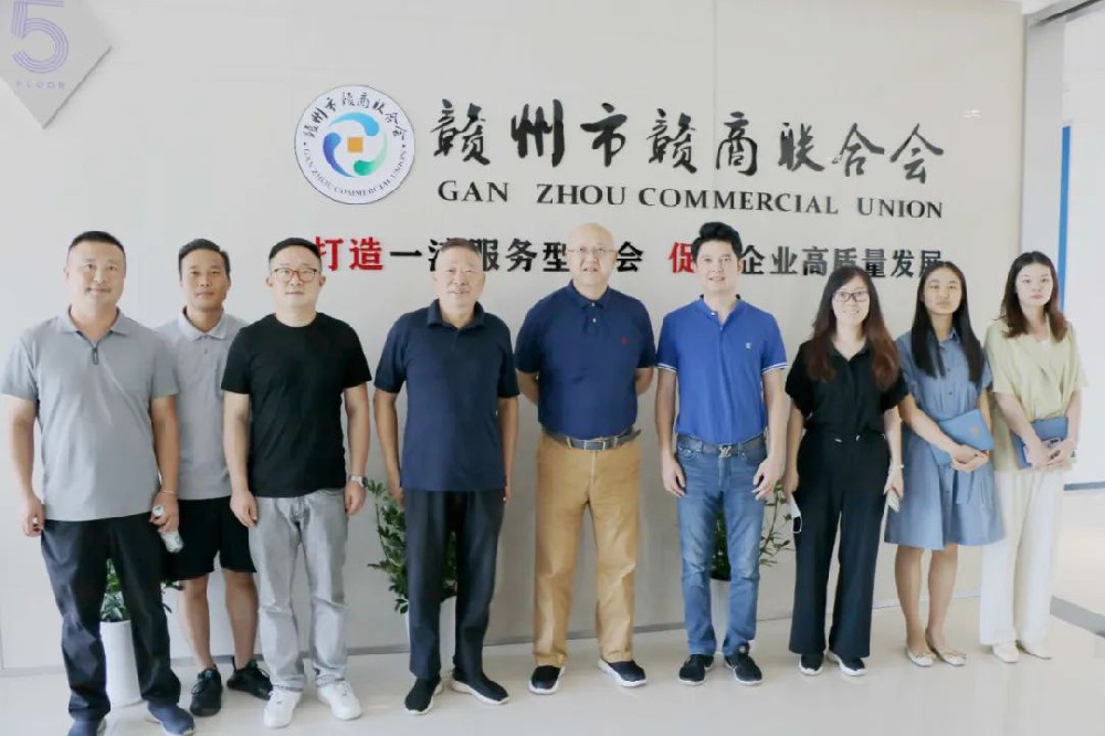 商會監(jiān)事會主席、江西憶源多媒體科技有限公司董事長徐林楠一行來商會秘書處參觀交流